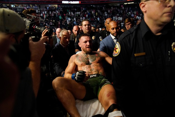Nečakaný koniec! McGregor skončil so zlomenou nohou. V hre je štvrtý zápas s Poirierom
